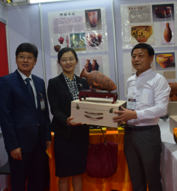 中國(guó)駐泰國(guó)大使館參贊煅煉女士親臨展會(huì)現(xiàn)場(chǎng)，并收藏了劉新安制作的彩陶代表作《小口尖底瓶》